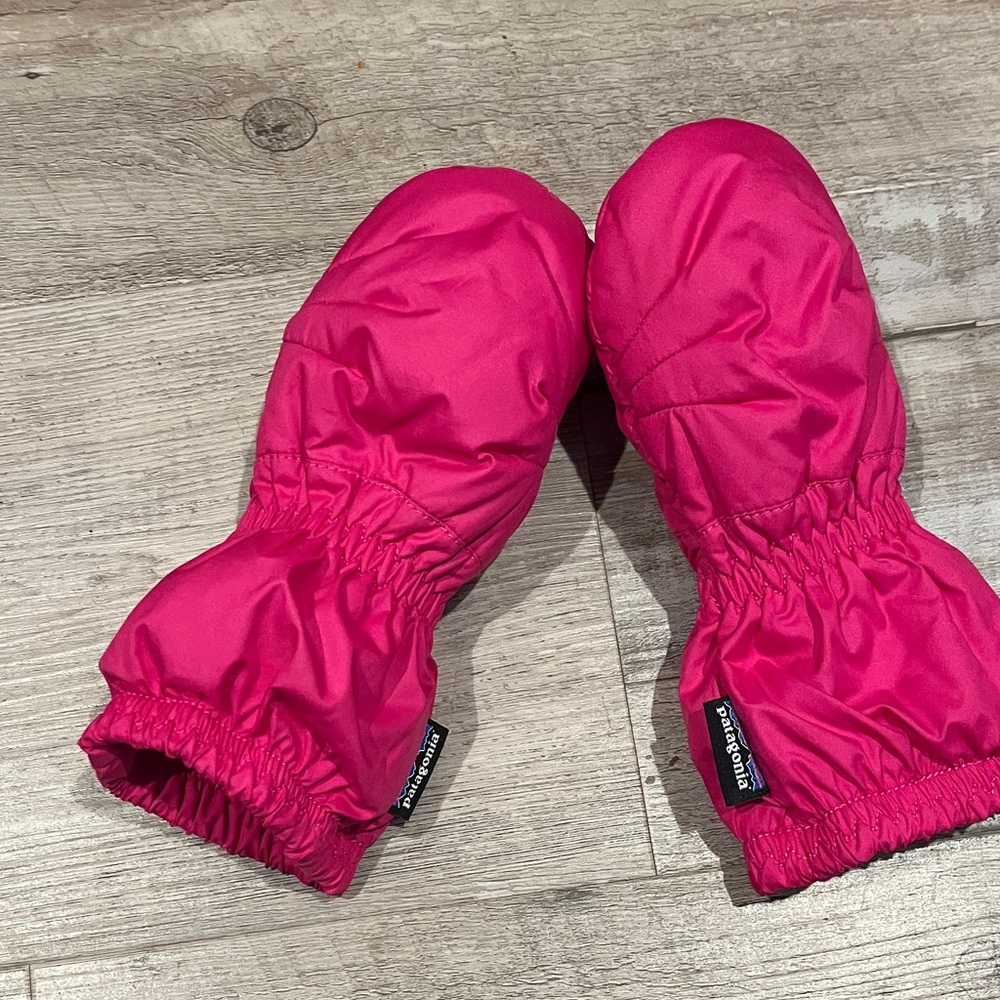 NWOT Pink Patagonia Puffball Baby Mittens
